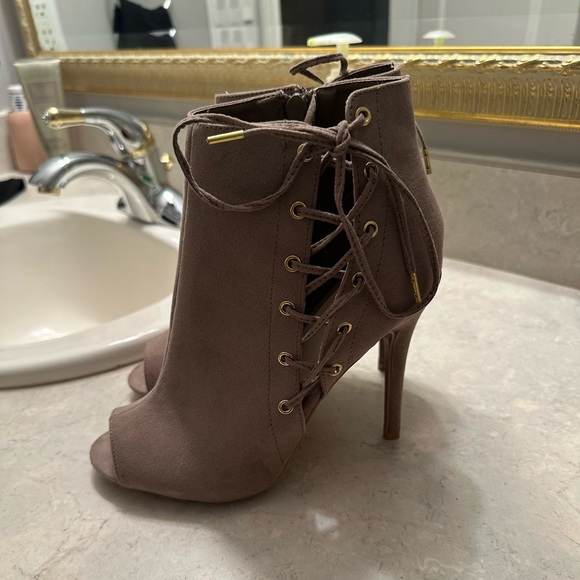 Open toe beige heels! So cute never worn! - Picture 3 of 5